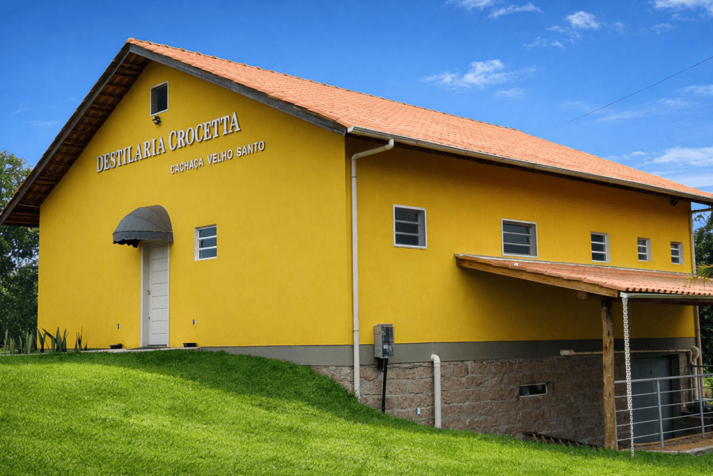 Destilaria Crocetta sob ceu azul claro