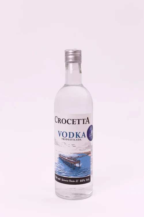 Vodka Crocetta tridestilada cristalina com sabor fresco com volume de 700ml e teor alcoólico de 40%
